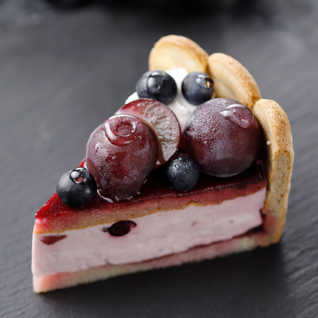 ぶどうとベリーのレアチーズケーキ